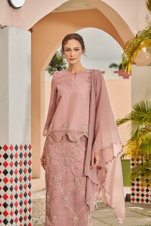 BECCA KURUNG DUSTY PINK (ADULT) RAYA 2026