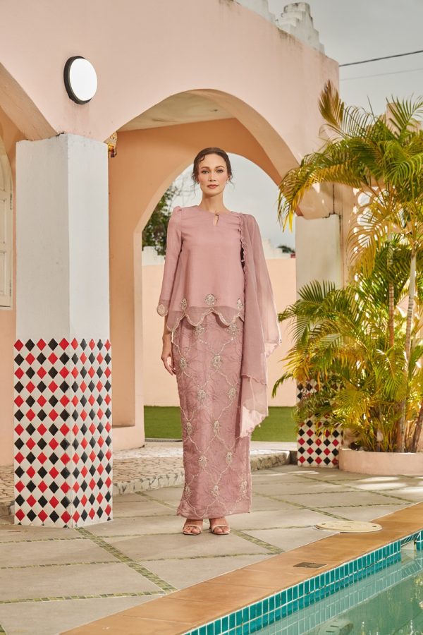 BECCA KURUNG DUSTY PINK (ADULT) RAYA 2026